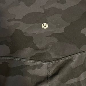 NWOT Black Camouflage Lululemon Leggings size 6